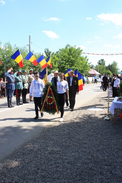Ceremonia de depunere coroane la Monumentul Eroilor din comuna Ghidigeni, județul Galați