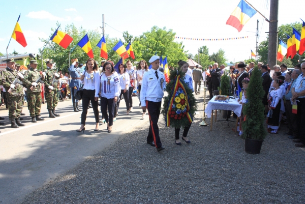 Ceremonia de depunere coroane la Monumentul Eroilor din comuna Ghidigeni, județul Galați