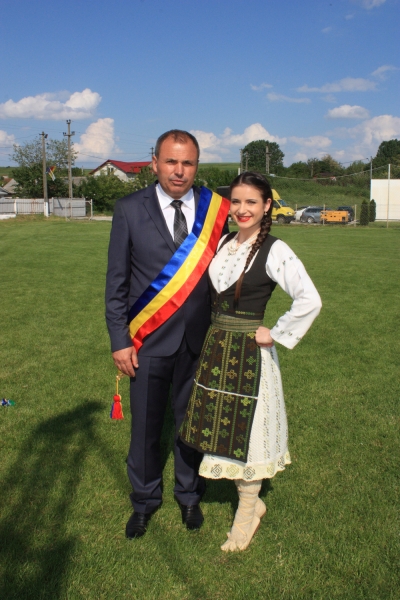 Primarul comunei Ghidigeni alaturi de artista Stela Botez (R. Moldova)