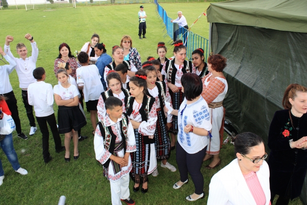 Program artistic sustinut de elevii scolilor din comuna Ghidigeni (21 mai 2017)(foto 57)