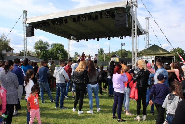 Program artistic sustinut de elevii scolilor din comuna Ghidigeni (21 mai 2017)(foto 58)