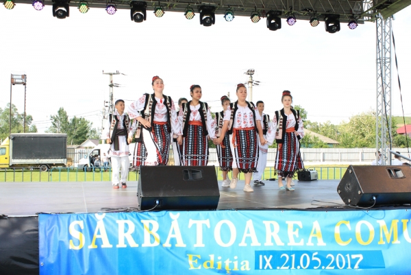 Program artistic sustinut de elevii scolilor din comuna Ghidigeni (21 mai 2017)(foto 60)