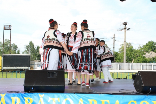 Program artistic sustinut de elevii scolilor din comuna Ghidigeni (21 mai 2017)(foto 61)