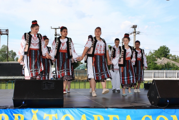 Program artistic sustinut de elevii scolilor din comuna Ghidigeni (21 mai 2017)(foto 62)