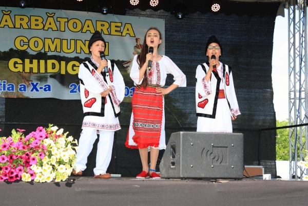 Program artistic susținut de elevii Școlii Gimnaziale Nr. 1 Ghidigeni și ai Școlii Gimnaziale 