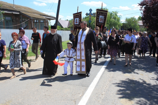 Ceremonial religios la Monumentul Eroilor din comuna Ghidigeni