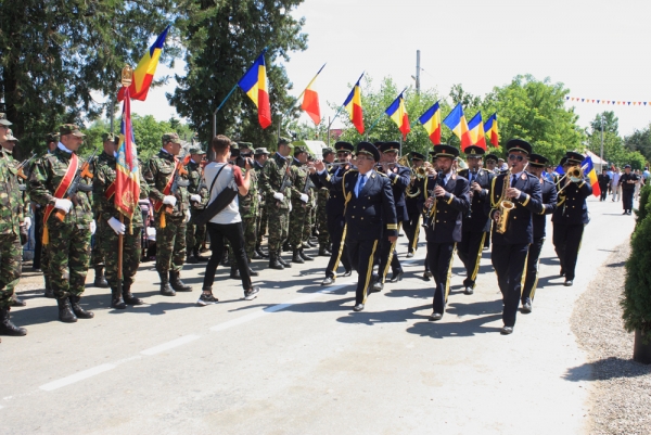 Ceremonial religios la Monumentul Eroilor din comuna Ghidigeni