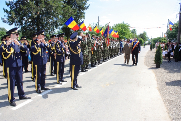 Ceremonial religios la Monumentul Eroilor din comuna Ghidigeni