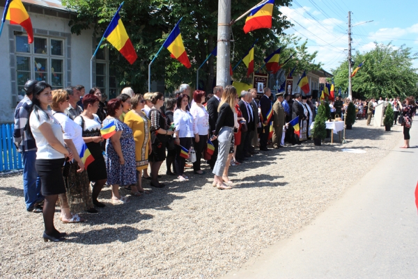 Ceremonial religios la Monumentul Eroilor din comuna Ghidigeni