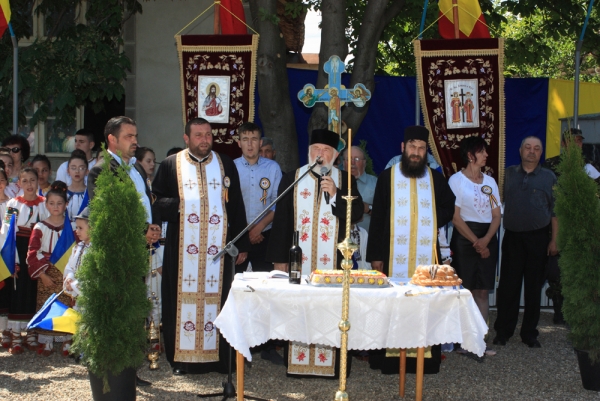 Ceremonial religios la Monumentul Eroilor din comuna Ghidigeni