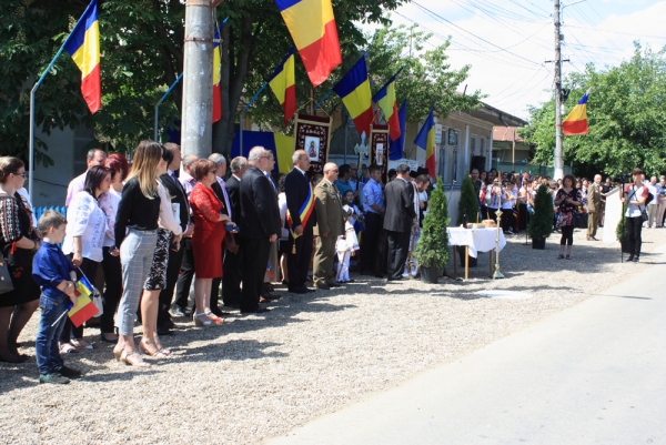 Ceremonial religios la Monumentul Eroilor din comuna Ghidigeni