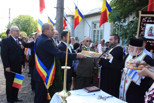 Ceremonial religios la Monumentul Eroilor din comuna Ghidigeni