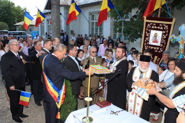 Ceremonial religios la Monumentul Eroilor din comuna Ghidigeni