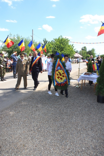 Ceremonia de depunere coroane la Monumentul Eroilor din comuna Ghidigeni, județul Galați