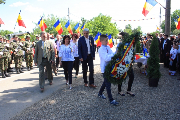 Ceremonia de depunere coroane la Monumentul Eroilor din comuna Ghidigeni, județul Galați