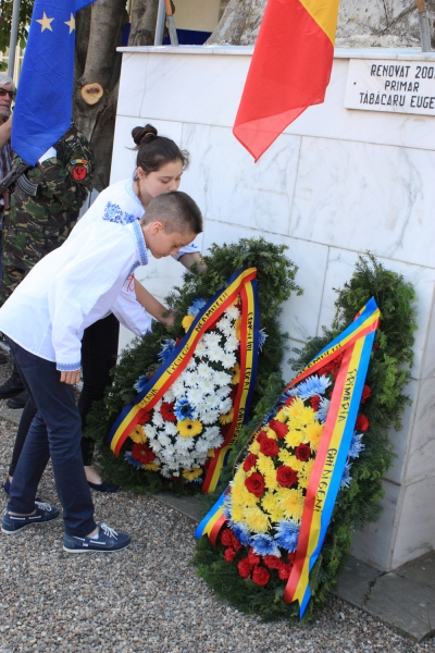 Ceremonia de depunere coroane la Monumentul Eroilor din comuna Ghidigeni, județul Galați