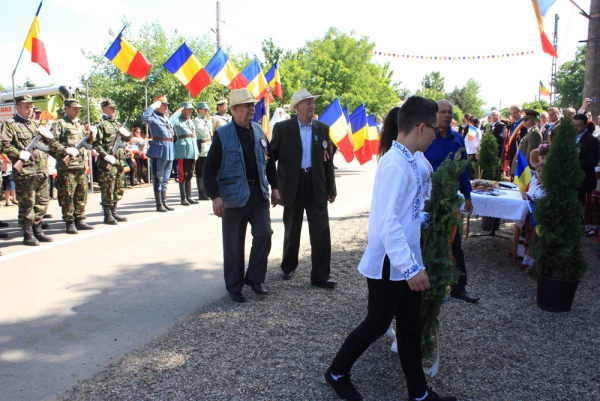 Ceremonia de depunere coroane la Monumentul Eroilor din comuna Ghidigeni, județul Galați