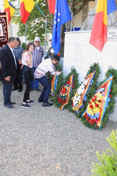 Ceremonia de depunere coroane la Monumentul Eroilor din comuna Ghidigeni, județul Galați