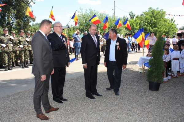 Ceremonia de depunere coroane la Monumentul Eroilor din comuna Ghidigeni, județul Galați