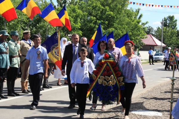 Ceremonia de depunere coroane la Monumentul Eroilor din comuna Ghidigeni, județul Galați