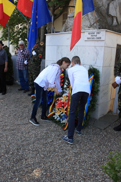 Ceremonia de depunere coroane la Monumentul Eroilor din comuna Ghidigeni, județul Galați