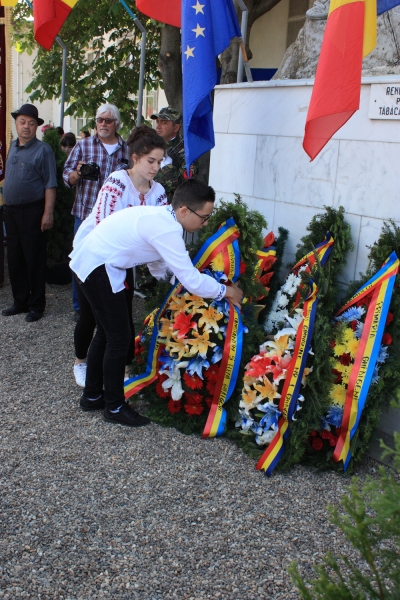 Ceremonia de depunere coroane la Monumentul Eroilor din comuna Ghidigeni, județul Galați