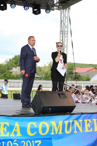 Program artistic sustinut de elevii scolilor din comuna Ghidigeni (21 mai 2017)(foto 16)