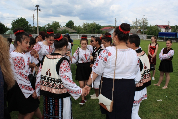 Program artistic sustinut de elevii scolilor din comuna Ghidigeni (21 mai 2017)(foto 19)